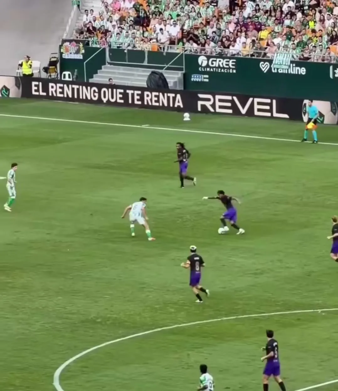 Gol de Lamine Yamal al Betis: 1. Lamine recibe y conduce hacia el área por la derecha.