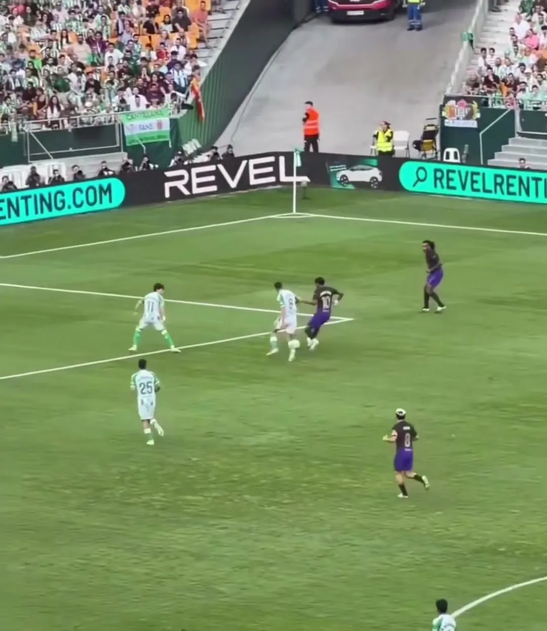 Gol de Lamine Yamal al Betis: 2. El regate: amaga hacia dentro con el defensor del Betis encima.