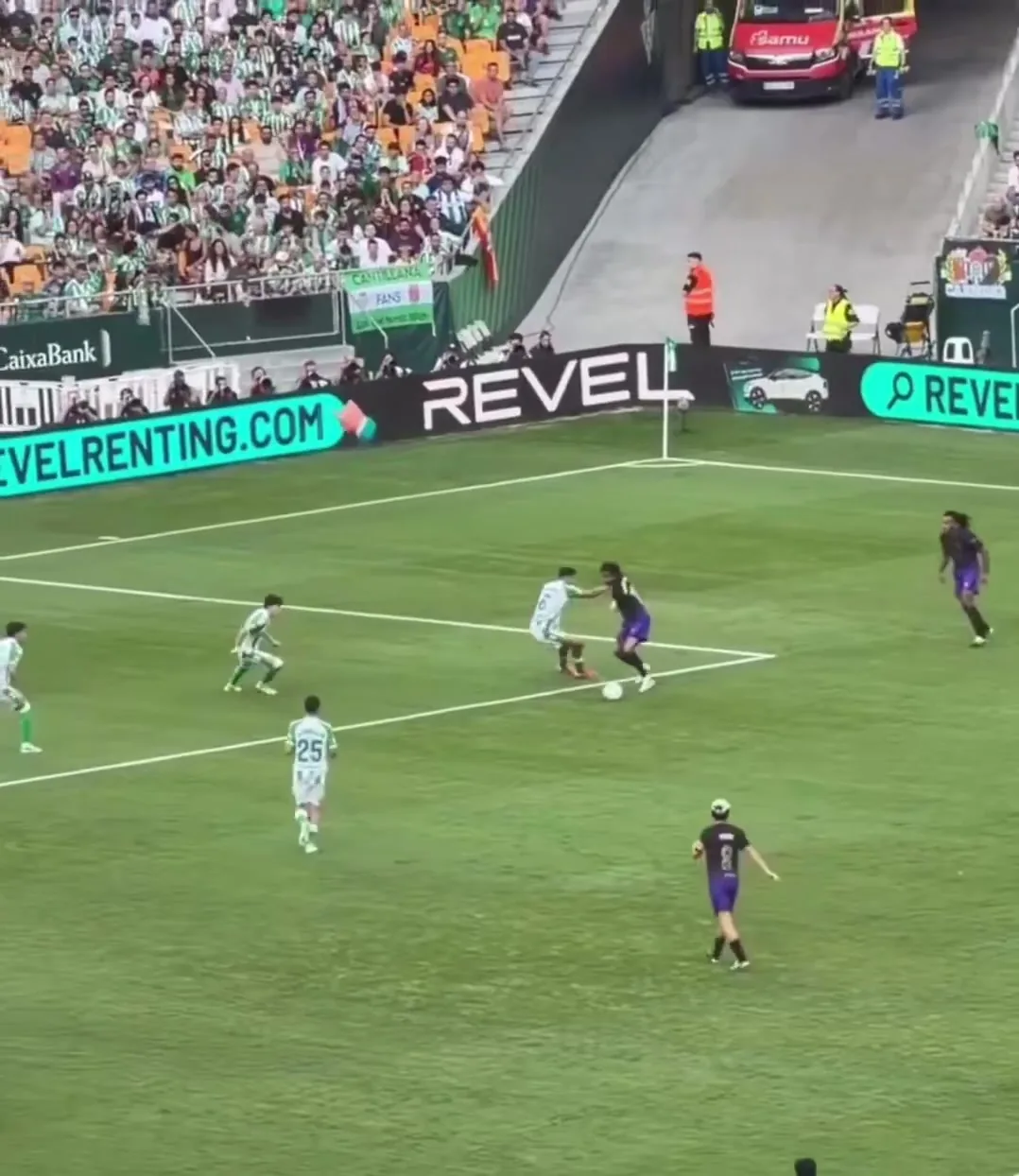 Gol de Lamine Yamal al Betis: 3. Se abre el hueco y se perfila para la zurda.