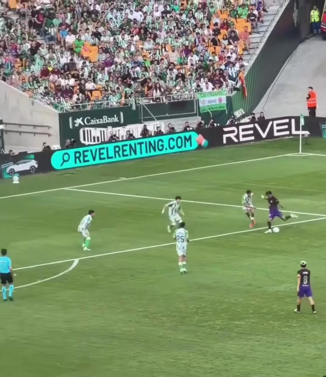 Gol de Lamine Yamal al Betis: 4. El disparo con el interior de la zurda, desde fuera del área.