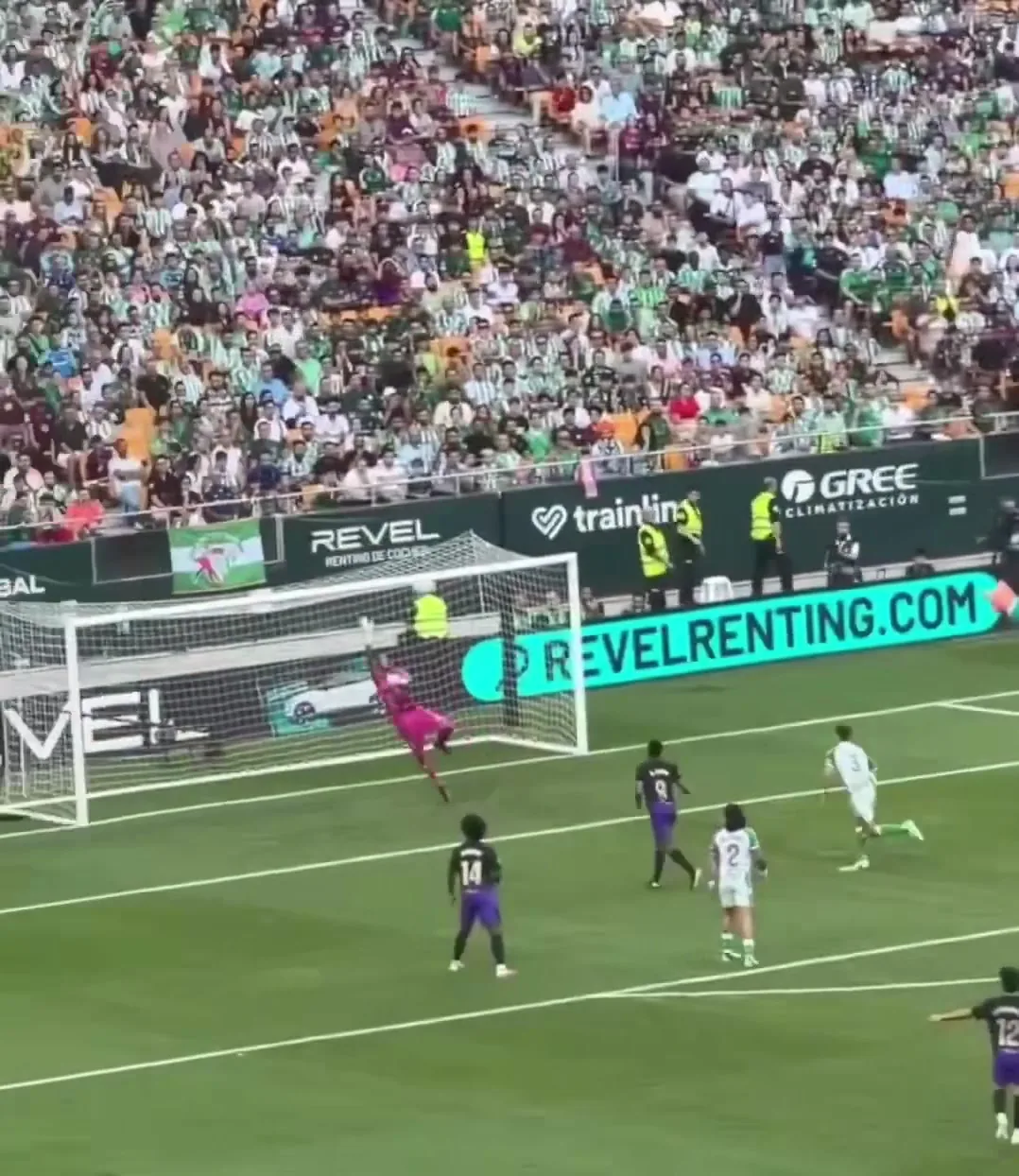 Gol de Lamine Yamal al Betis: 5. Gol: el balón entra con Álvaro Valles estirado sin llegar.