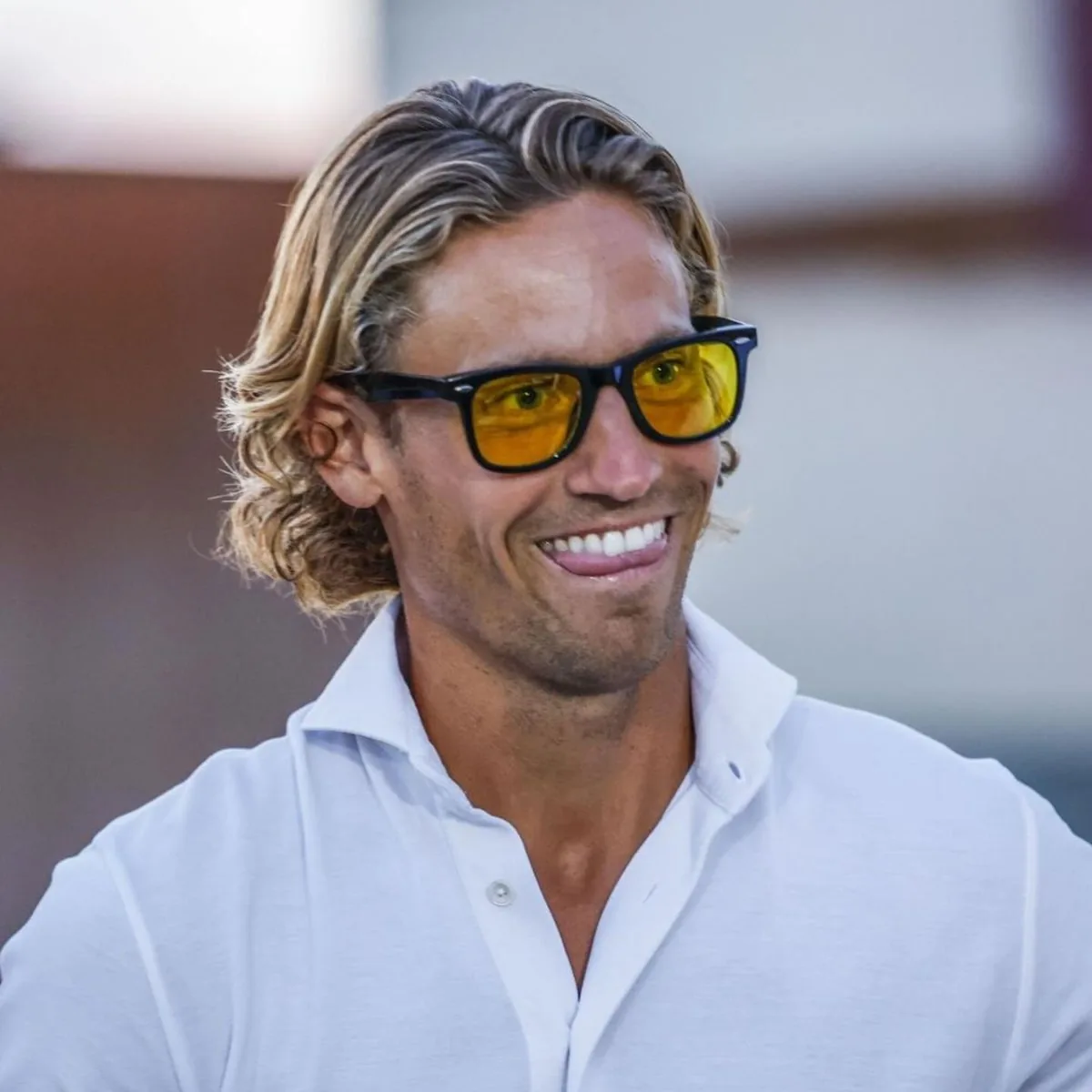 Marcos Llorente sonríe con gafas de cristales amarillos y camisa blanca