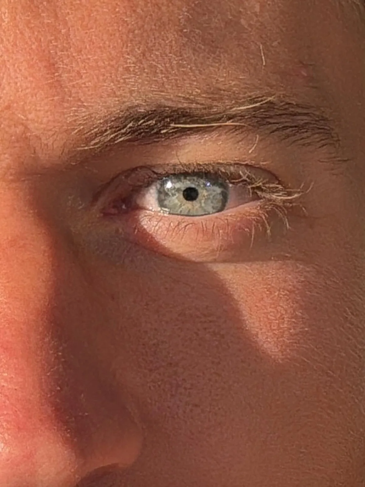 Primer plano del ojo y la piel de Marcos Llorente