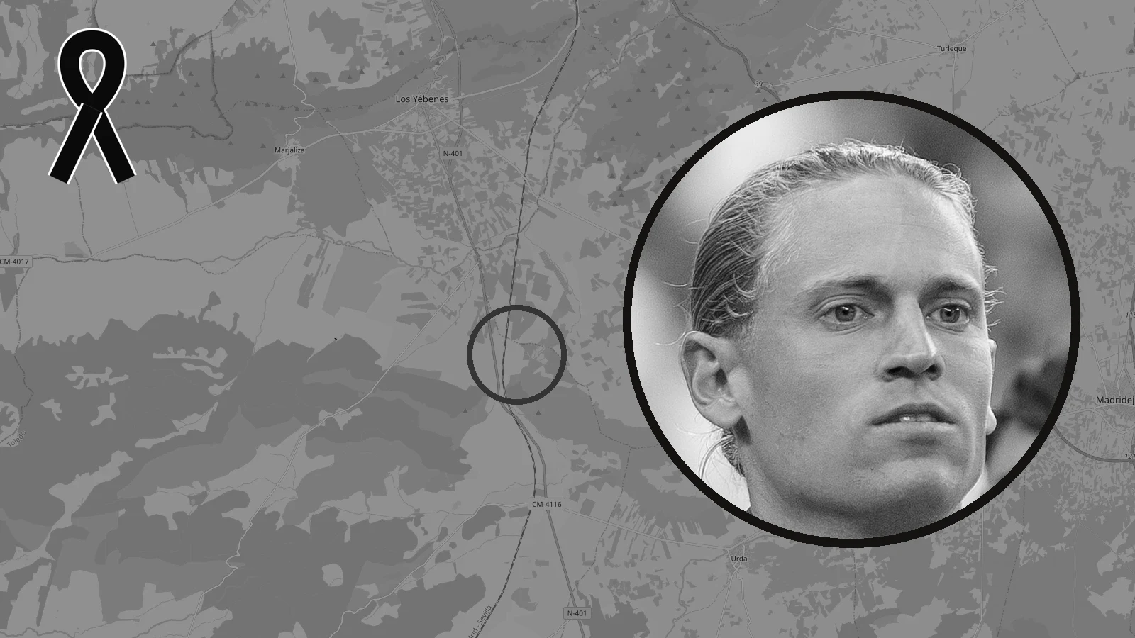 Marcos Llorente, serio, en blanco y negro sobre el mapa de la zona del accidente de tren, con un lazo negro de luto