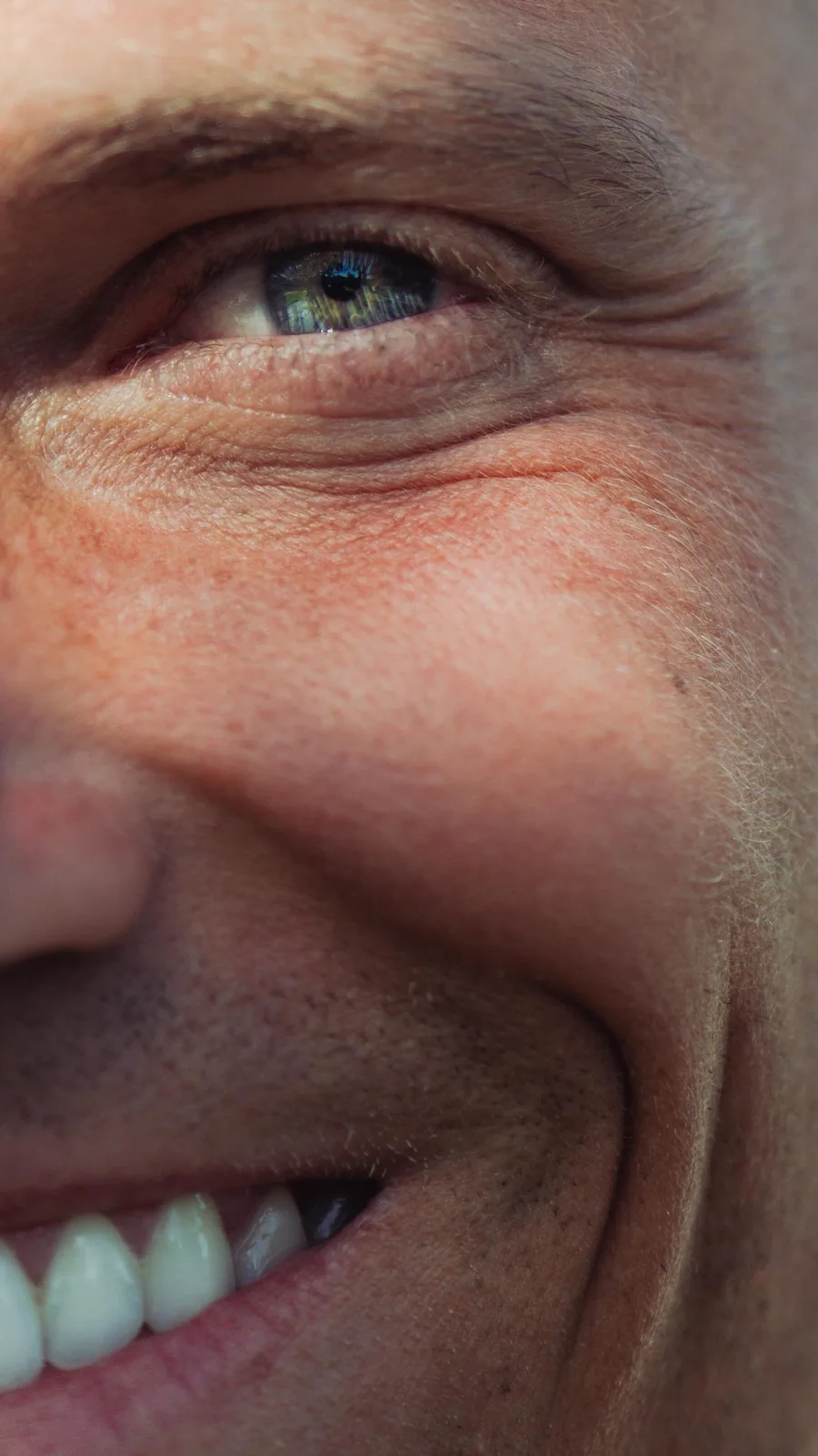 Primer plano de un ojo y una sonrisa