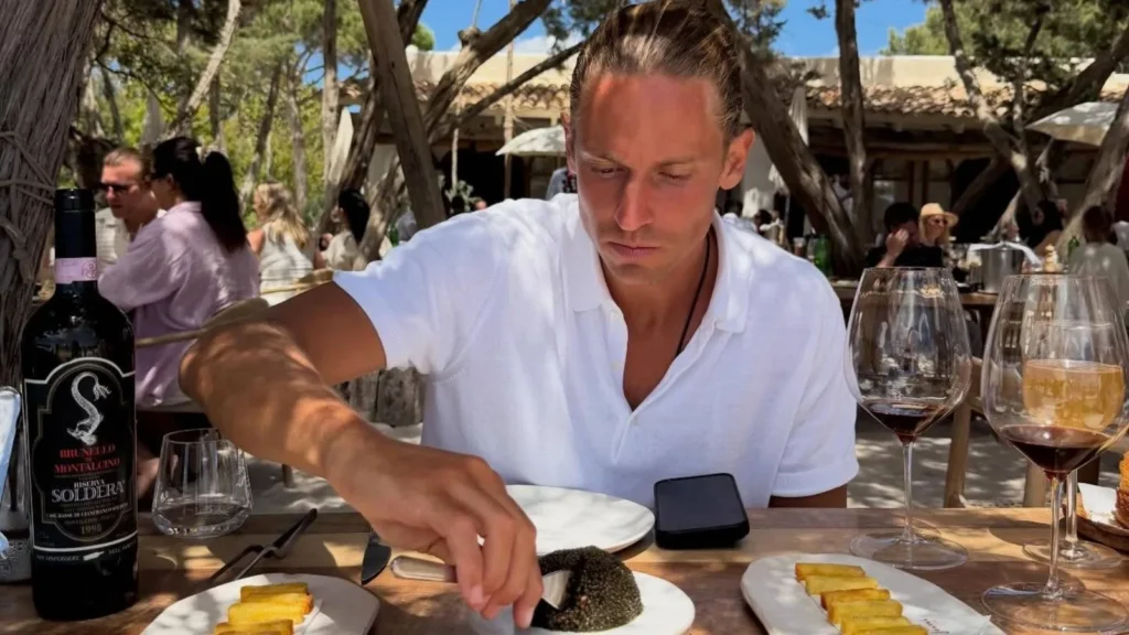Marcos Llorente sirviéndose caviar en un restaurante