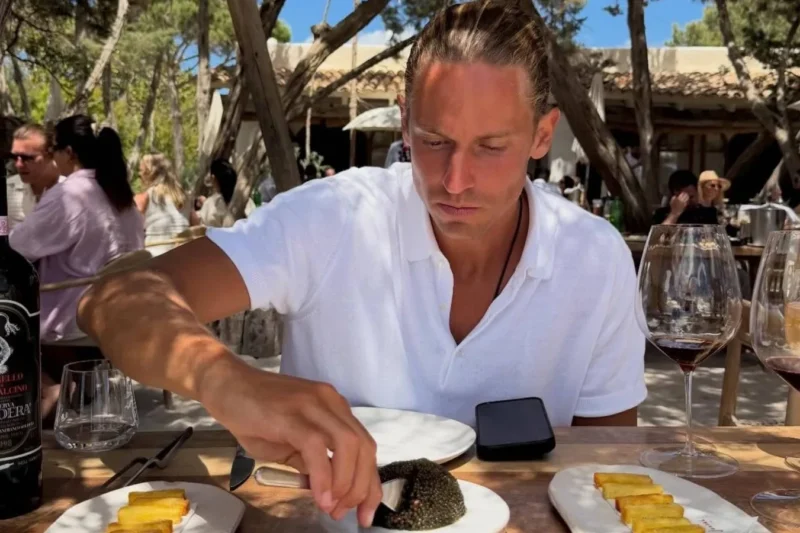 Marcos Llorente sirviéndose caviar en un restaurante