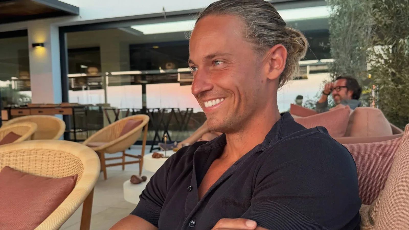 Marcos Llorente sonríe sentado en una terraza al atardecer