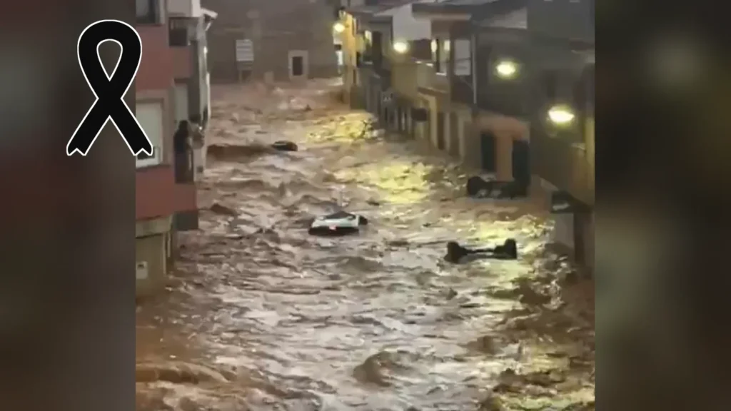Una calle de Madrigueras (Albacete) convertida en un río durante la riada, con coches arrastrados por el agua