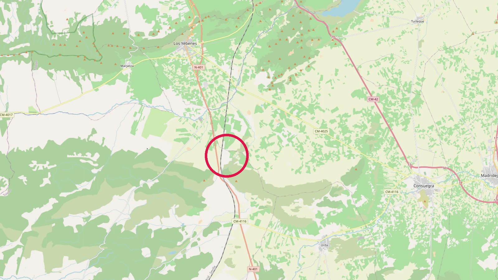 Mapa de la zona entre Los Yébenes y Urda, en Toledo, con un círculo rojo sobre la vía del tren