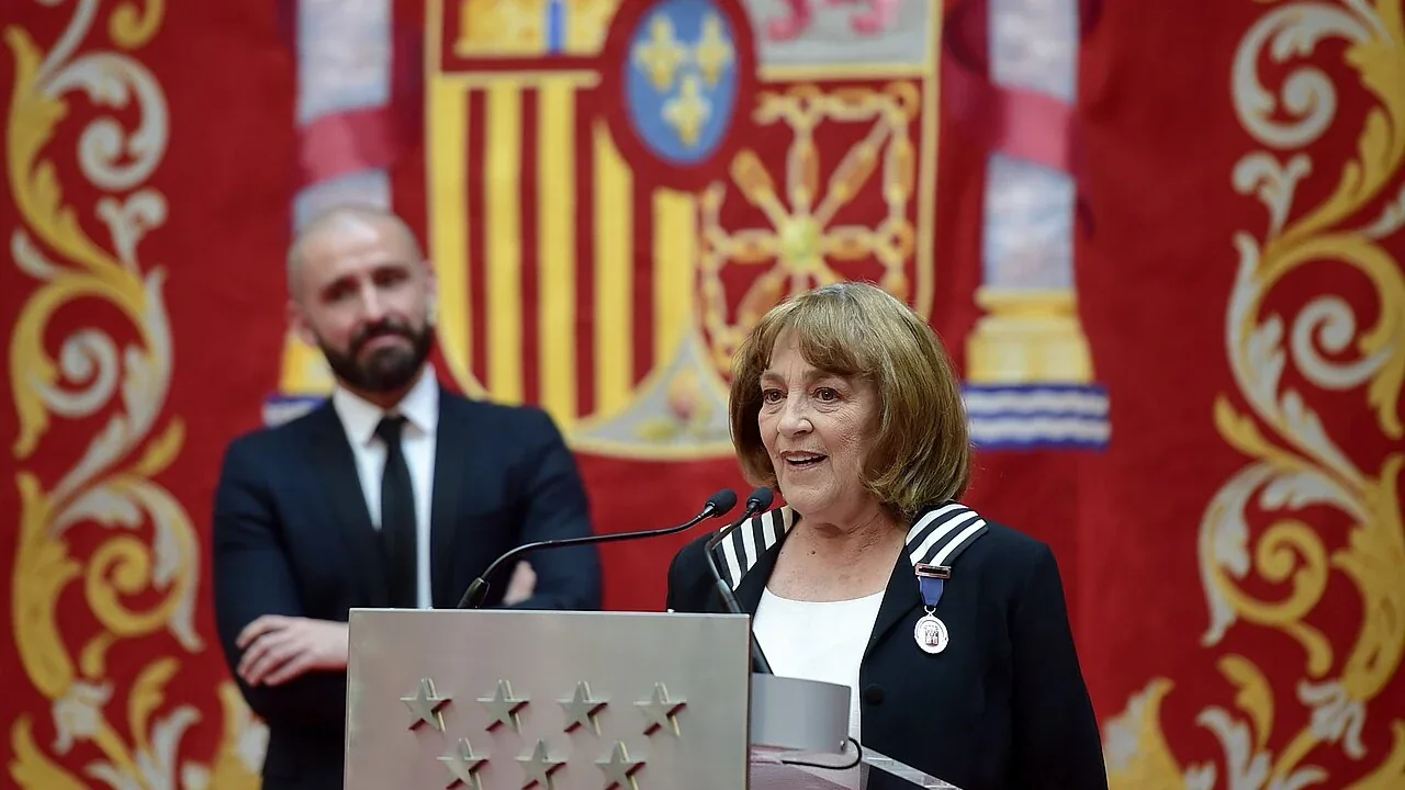Carmen Maura habla en un atril con una medalla al cuello