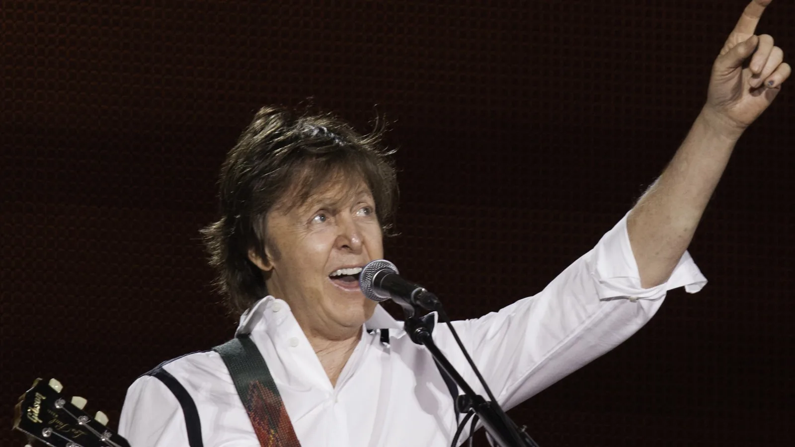 Paul McCartney cantando y señalando al público en un concierto