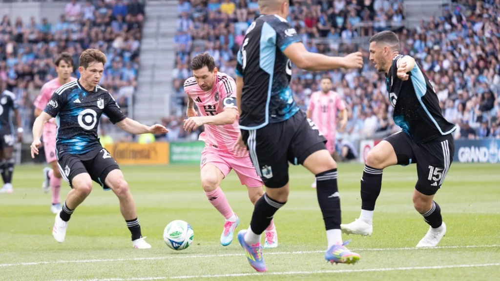 Lionel Messi conduce el balón con la camiseta rosa del Inter Miami