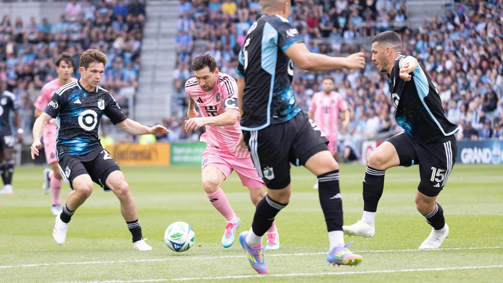 Lionel Messi conduce el balón con la camiseta rosa del Inter Miami