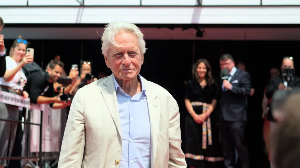 Michael Douglas, con chaqueta clara, en la alfombra roja del Festival de Karlovy Vary