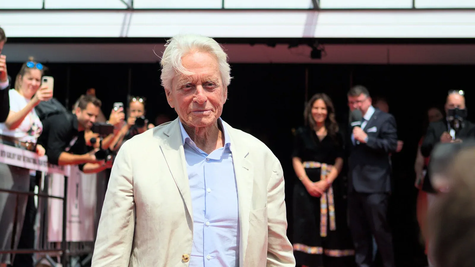 Michael Douglas, con chaqueta clara, en la alfombra roja del Festival de Karlovy Vary