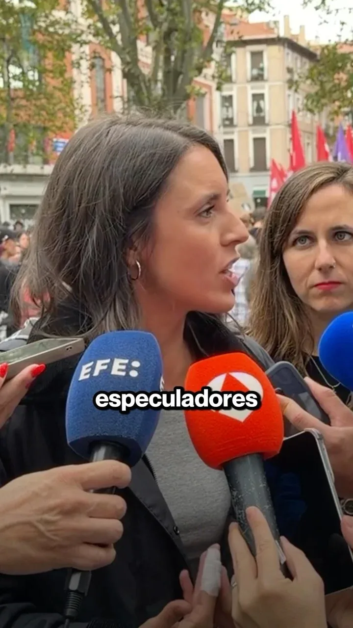 Irene Montero atiende a los medios en la manifestación por la vivienda de Madrid, con Ione Belarra