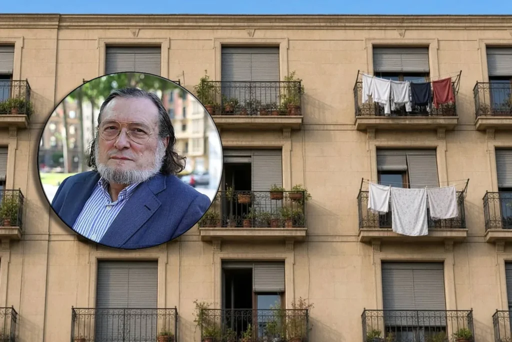 Santiago Niño Becerra, en un círculo, sobre la fachada de un edificio de viviendas con ropa tendida en los balcones