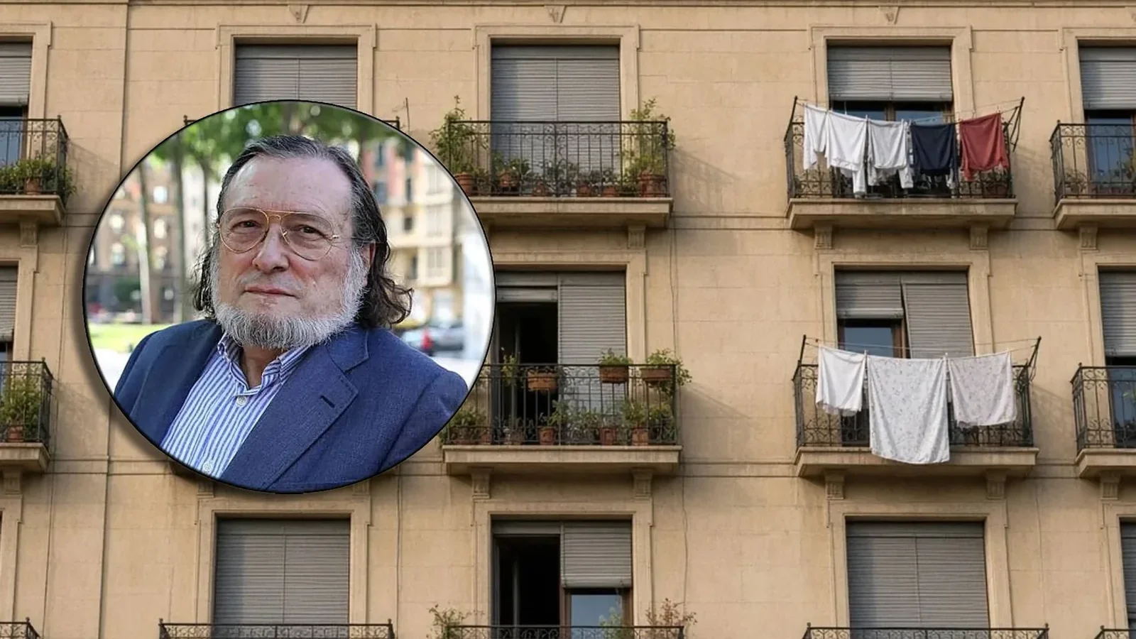 Santiago Niño Becerra, en un círculo, sobre la fachada de un edificio de viviendas con ropa tendida en los balcones