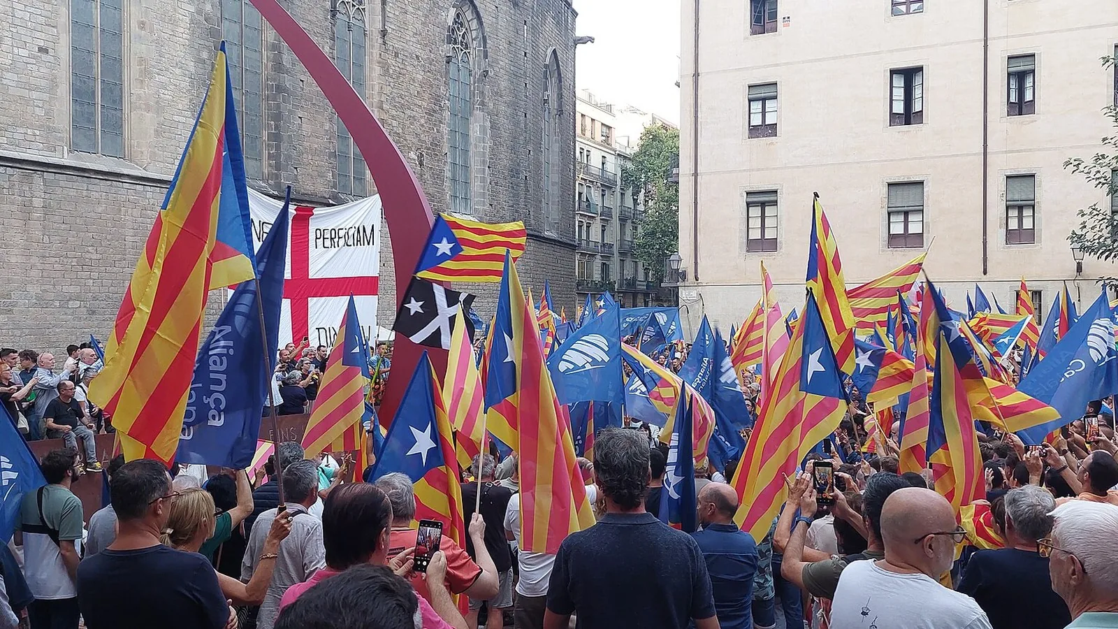 Simpatizantes de Aliança Catalana con banderas en el Fossar de les Moreres