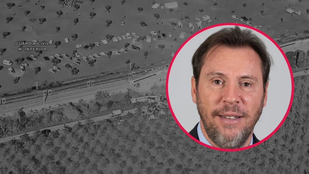 Óscar Puente en un círculo sobre la imagen aérea en gris del accidente de Urda