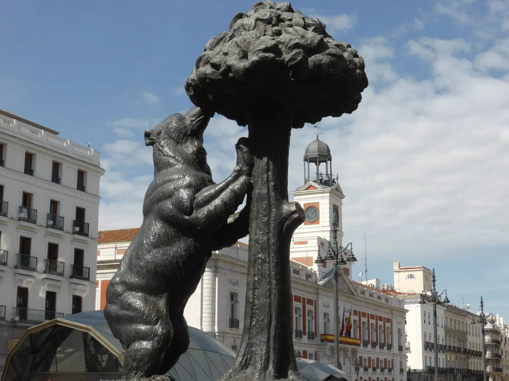 Vallan el Oso y el Madroño: pintadas, pegatinas y una bandera sobre la estatua más famosa de Madrid