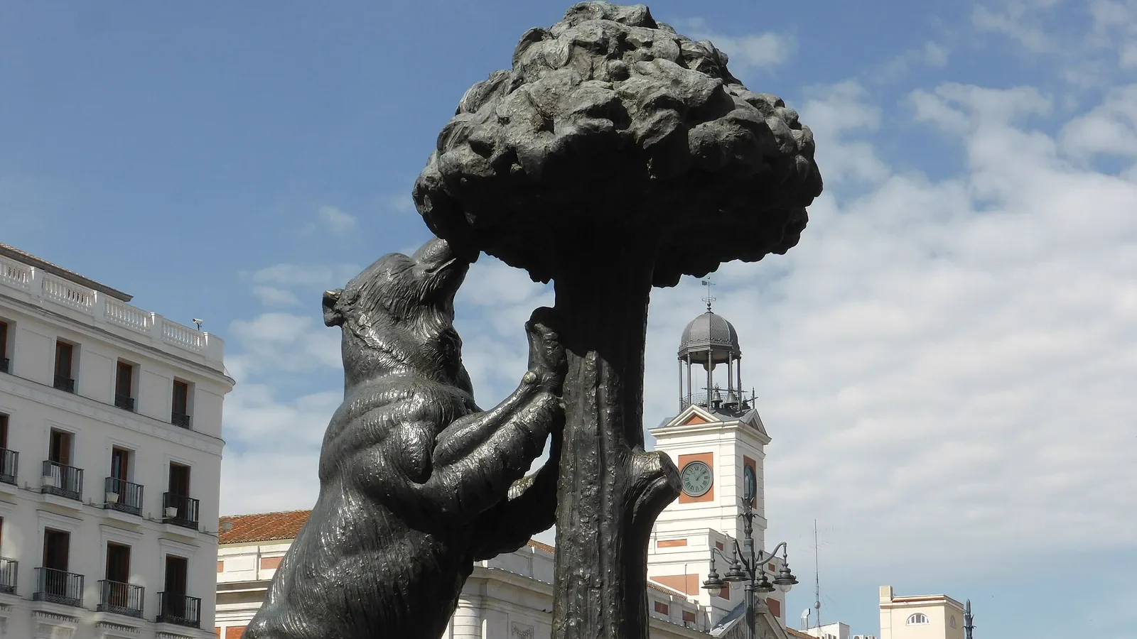 Vallan el Oso y el Madroño: pintadas, pegatinas y una bandera sobre la estatua más famosa de Madrid