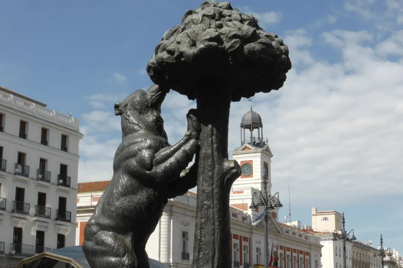 Vallan el Oso y el Madroño: pintadas, pegatinas y una bandera sobre la estatua más famosa de Madrid