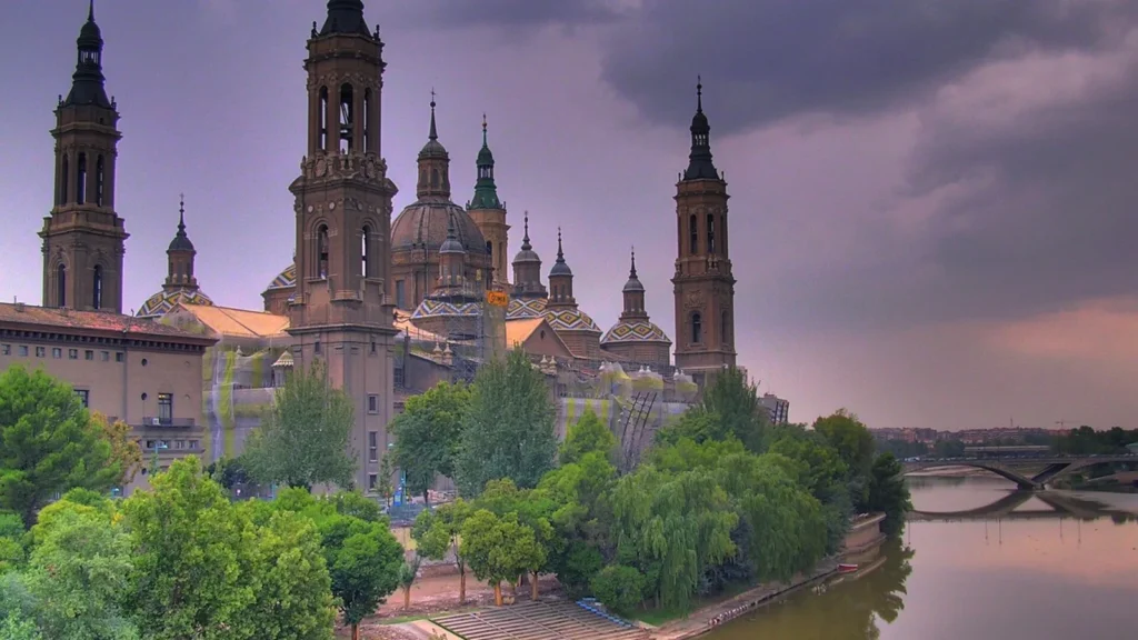 Basílica del Pilar de Zaragoza junto al río Ebro