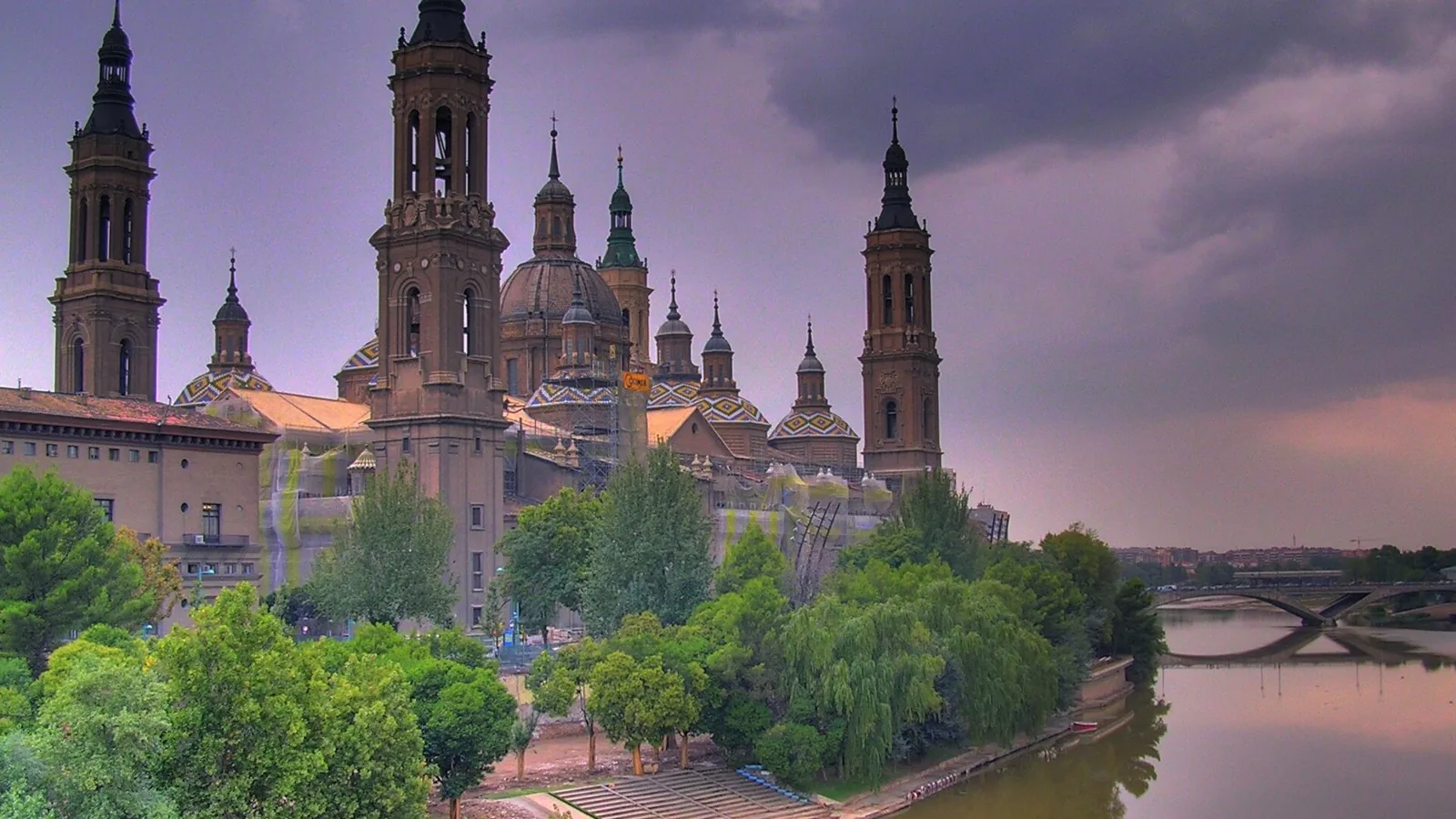 Basílica del Pilar de Zaragoza junto al río Ebro