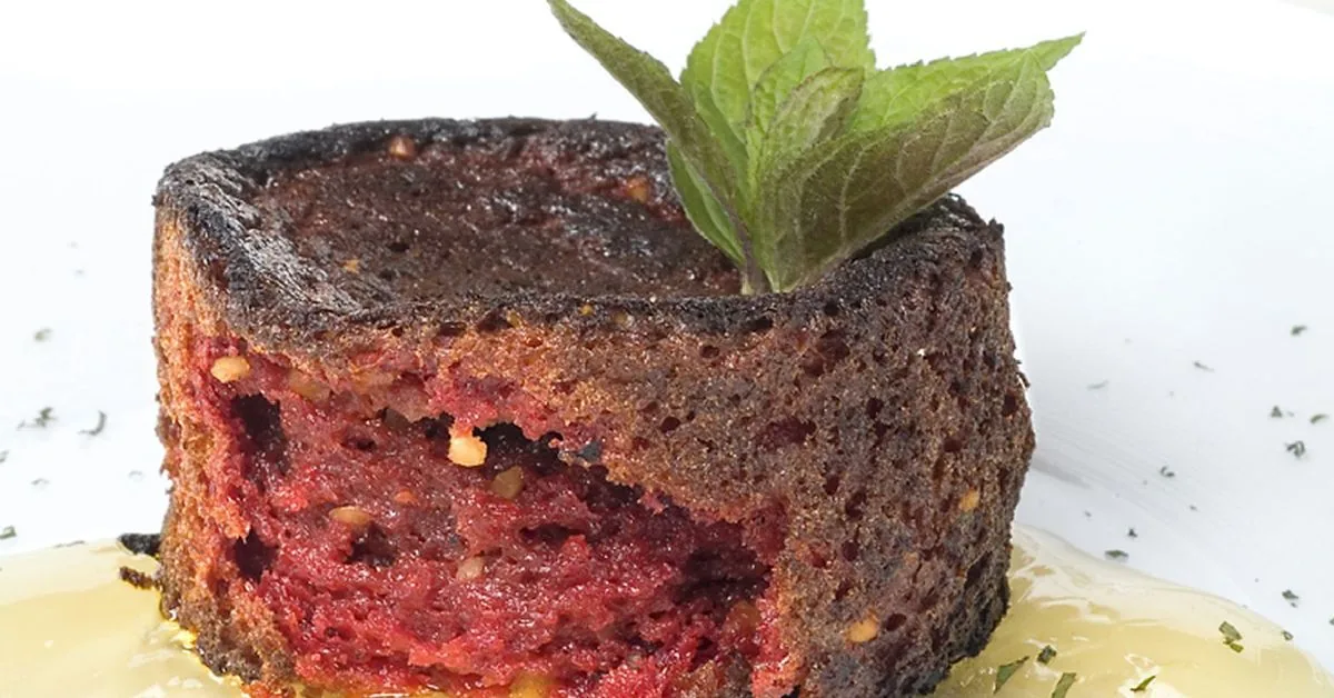 Bizcochitos de remolacha de color rosado servidos con salsa de manzana y hojas de menta