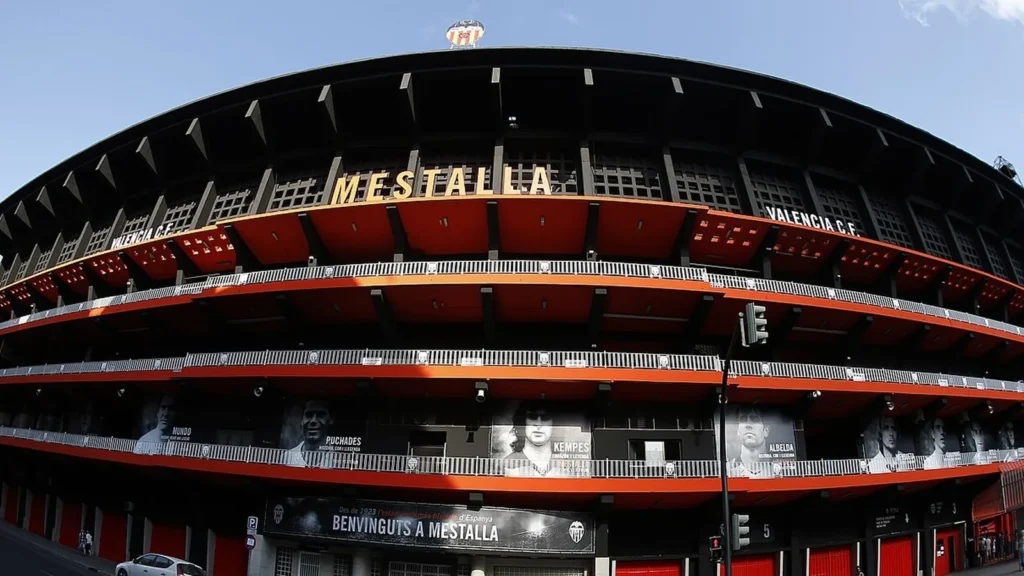 Fachada del estadio de Mestalla, en Valencia, con sus gradas naranjas y el rótulo del nombre en lo alto