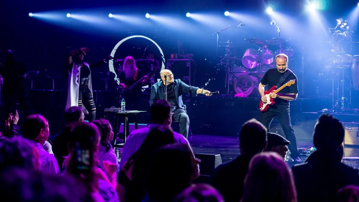 Phil Collins sentado en el escenario del Royal Albert Hall en 2017