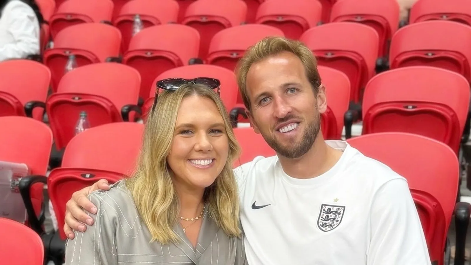 Katie Goodland y Harry Kane sonriendo en la grada de un estadio