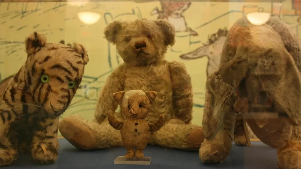 Los peluches originales de Winnie the Pooh y sus amigos en una vitrina