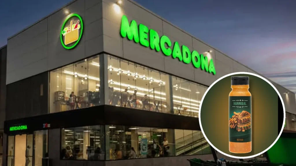 Fachada iluminada de un supermercado Mercadona al anochecer, con un círculo que muestra el bote de salsa Hannibal de Hacendado