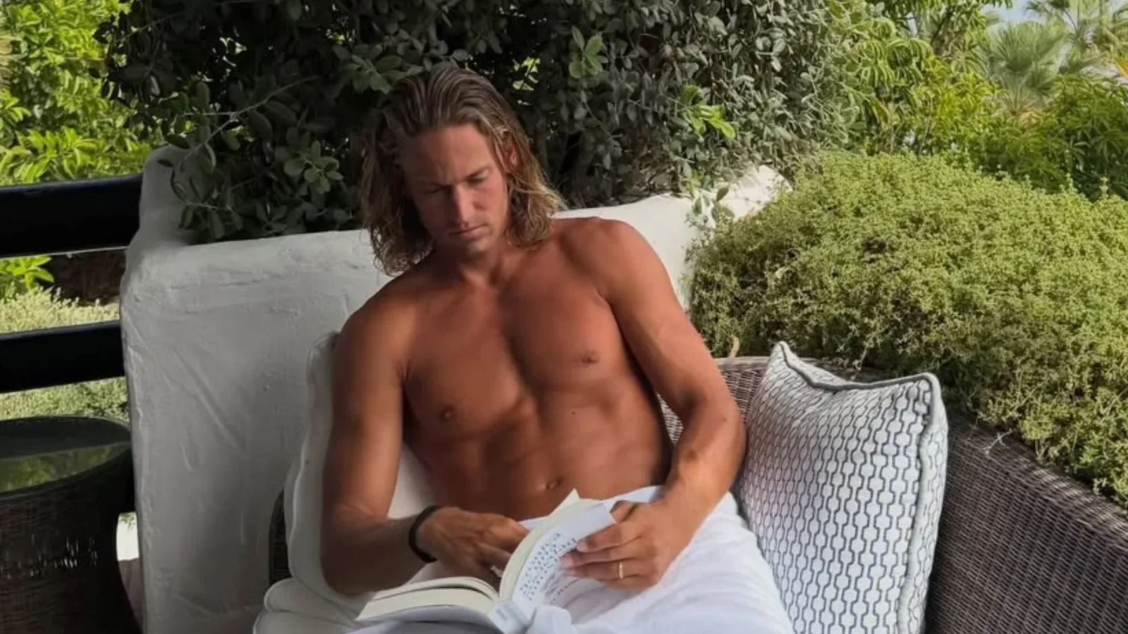 Marcos Llorente leyendo en una terraza