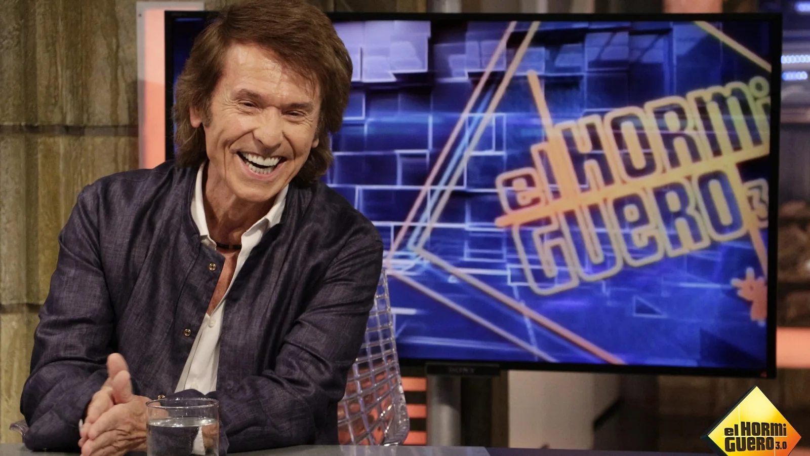 El cantante Raphael sonriendo en un plató de televisión