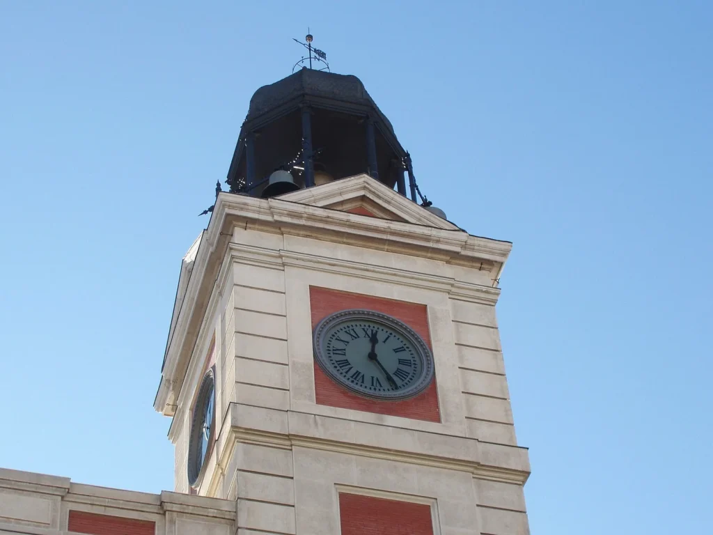 El reloj que no deja dormir a los acampados de Sol tiene 160 años y fue un regalo