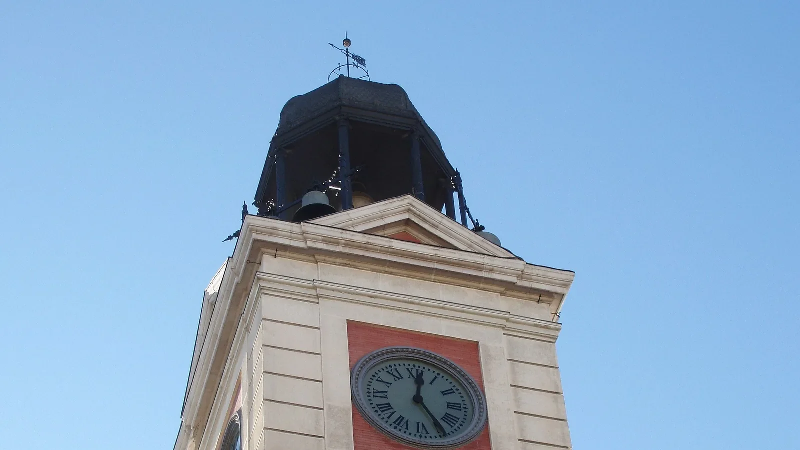 El reloj que no deja dormir a los acampados de Sol tiene 160 años y fue un regalo