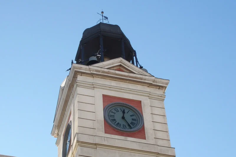 El reloj que no deja dormir a los acampados de Sol tiene 160 años y fue un regalo