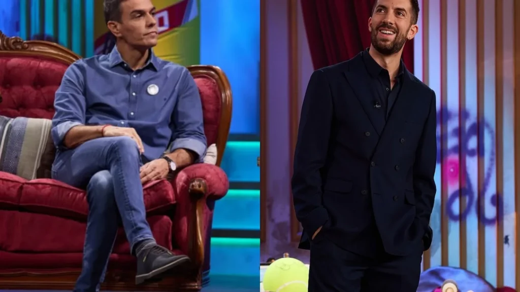 Montaje: Pedro Sánchez sentado en el sillón granate de La Revuelta y David Broncano sonriente en el plató