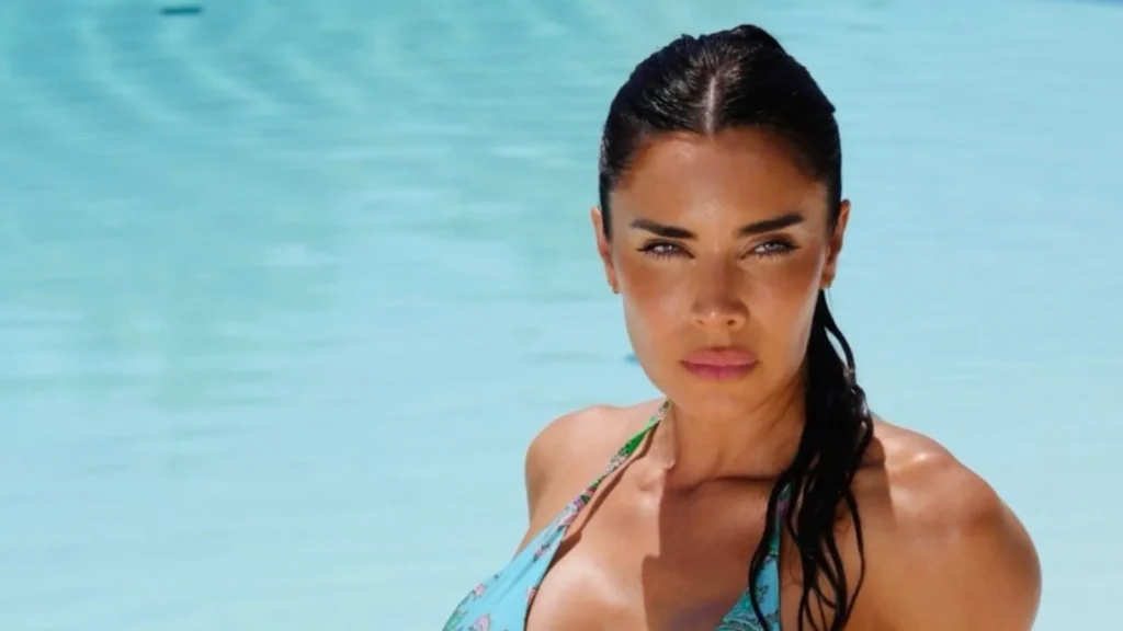 Pilar Rubio posa junto a una piscina