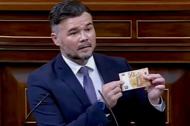 Gabriel Rufián muestra un billete de 50 euros en la tribuna del Congreso