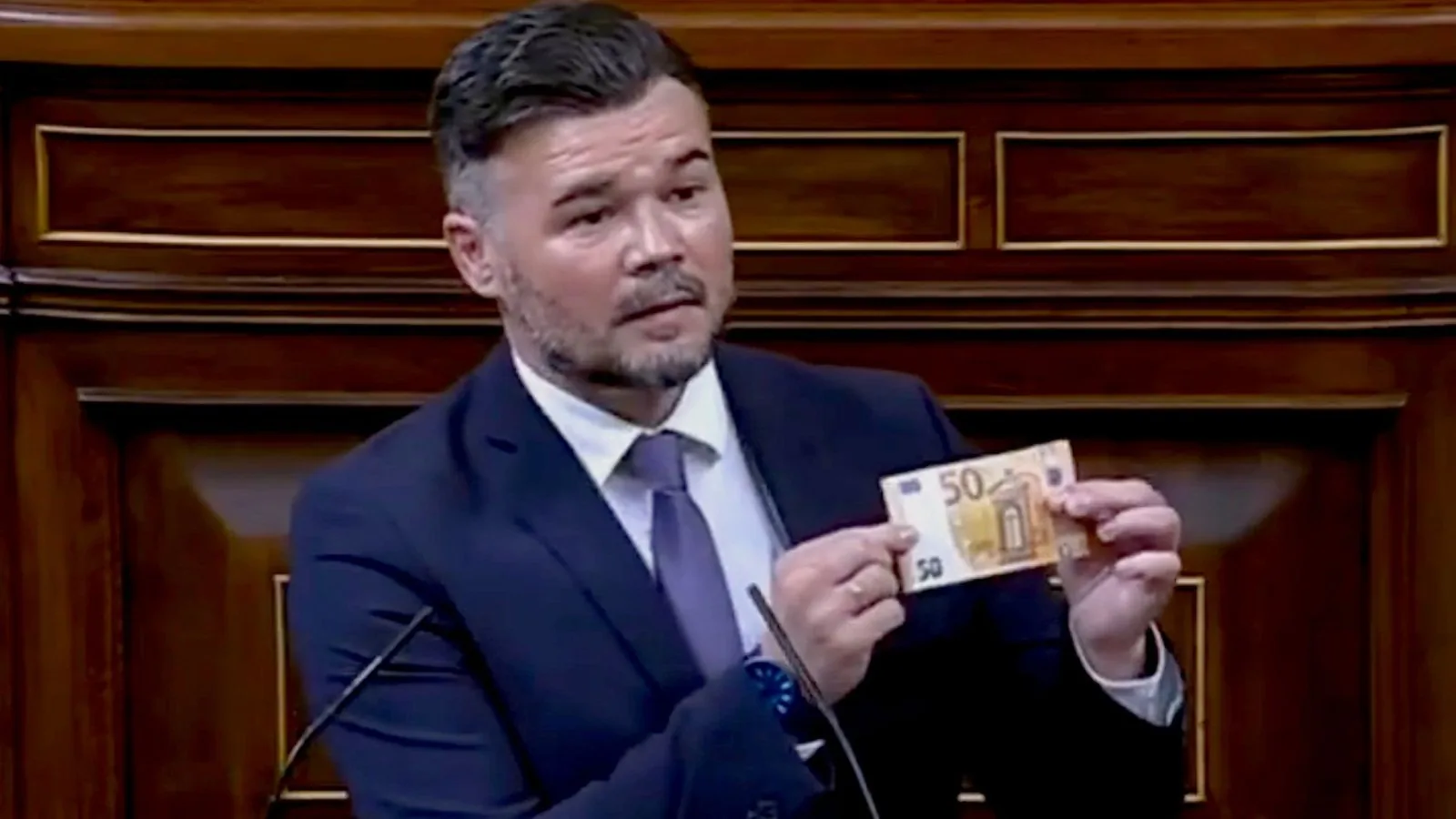 Gabriel Rufián muestra un billete de 50 euros en la tribuna del Congreso