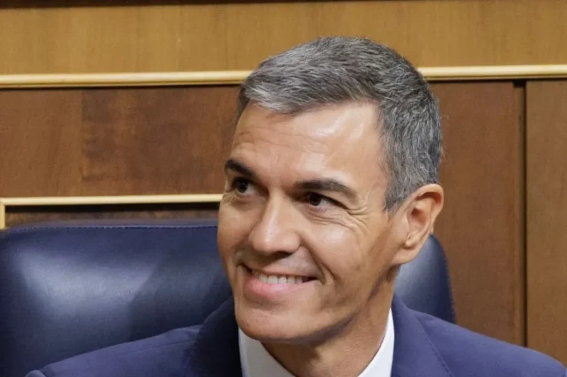 Pedro Sánchez en su escaño del Congreso