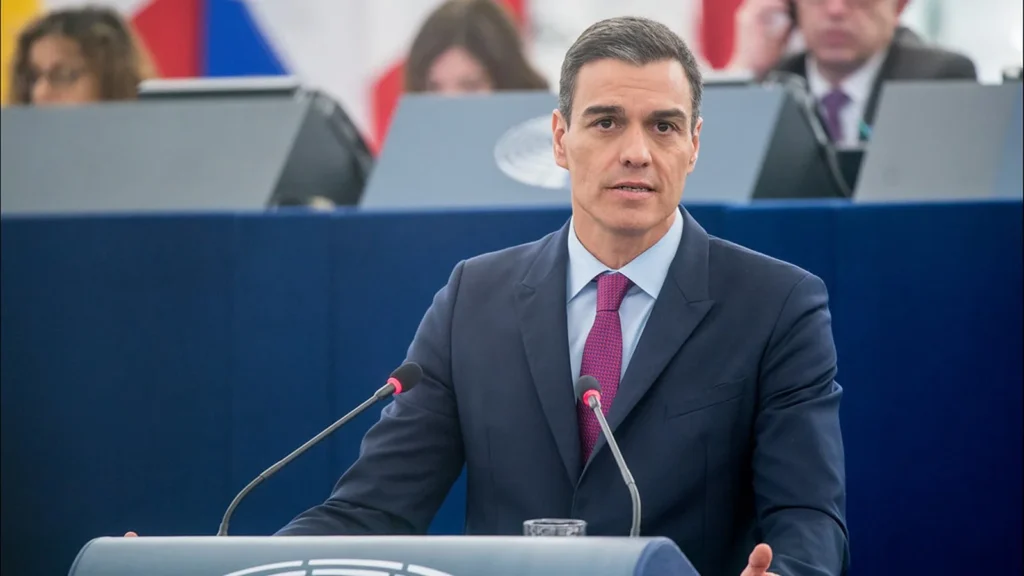 Pedro Sánchez interviene desde un atril