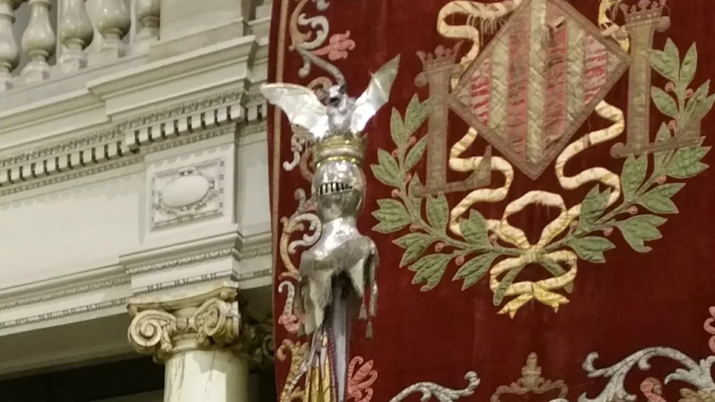 La Real Senyera de Valencia en el balcón del Ayuntamiento
