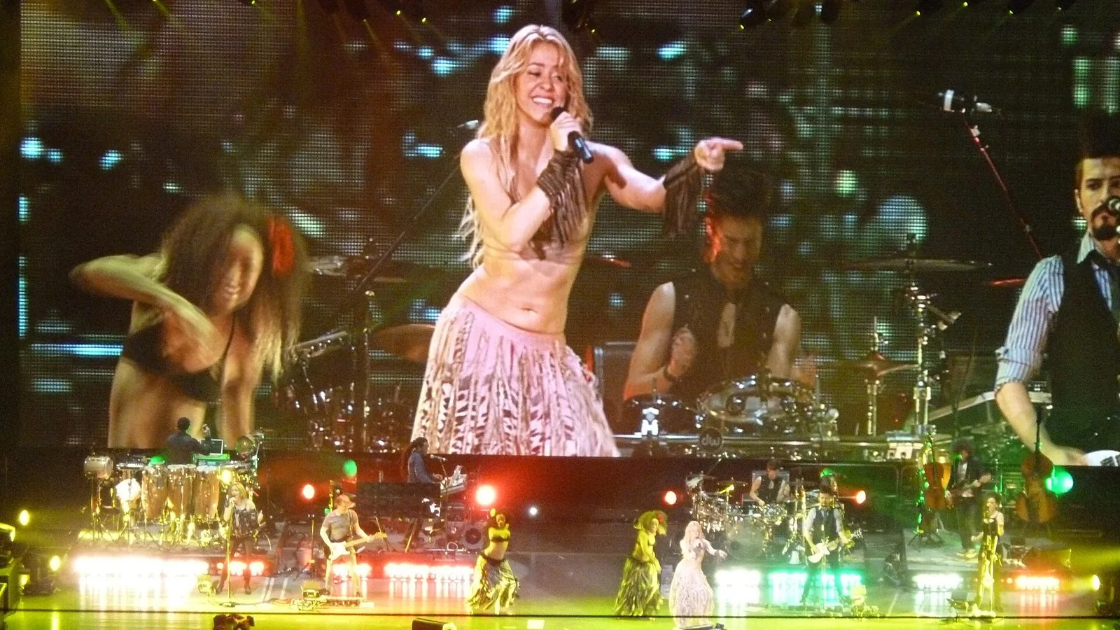 Shakira cantando en un concierto
