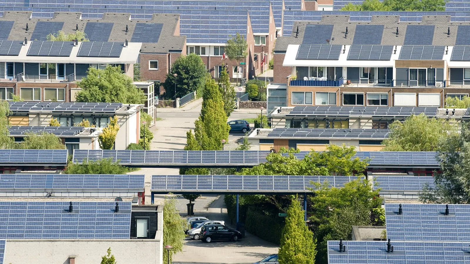 Edificios de viviendas con placas solares en los tejados